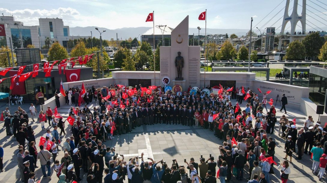Cumhuriyetimizin kuruluşunun 100. yıl dönümü kutlamaları kapsamında Atatürk Anıtı'na Çelenk Sunuldu