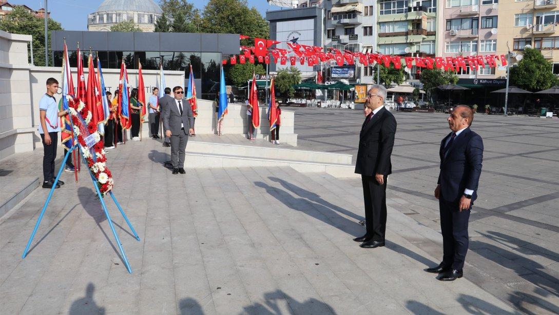 EĞİTİM YILI ÇELENK SUNUMU İLE BAŞLADI