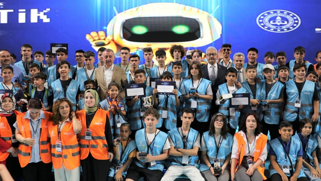 KODELİG YARIŞMALARIYLA GELECEĞİN TEKNOLOJİ YILDIZLARI YETİŞİYOR
